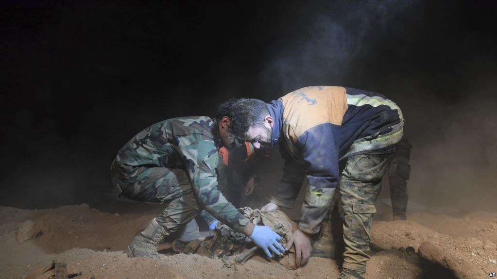 Δεκάδες πτώματα βρέθηκαν σε ομαδικό τάφο στη Ράκα της Συρίας
