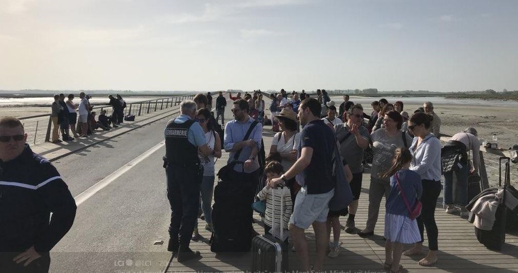 Εκκενώθηκε το Μον Σεν Μισέλ – Αναζητείται άνδρας που απείλησε να σκοτώσει αστυνομικούς
