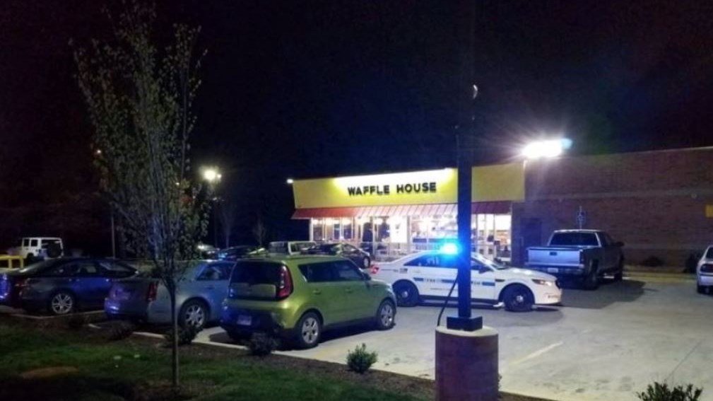 Γυμνός ένοπλος σκόρπισε τον θάνατο σε εστιατόριο του Τενεσί