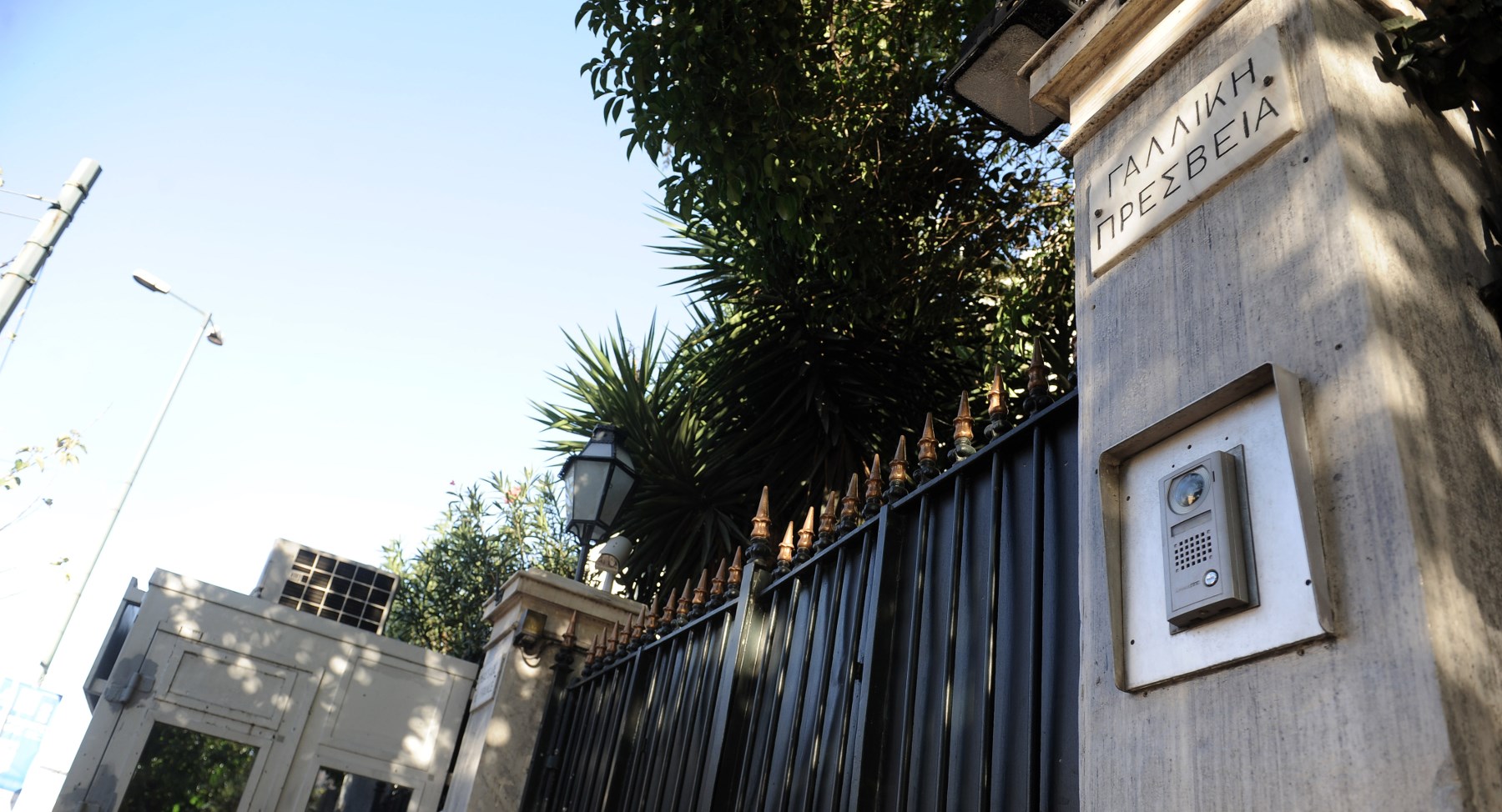 Επίθεση με μπογιές στη γαλλική πρεσβεία από τον Ρουβίκωνα – ΤΩΡΑ