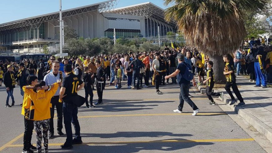 Πανικός κατά την άφιξη της ΑΕΚ στο ΟΑΚΑ – ΒΙΝΤΕΟ