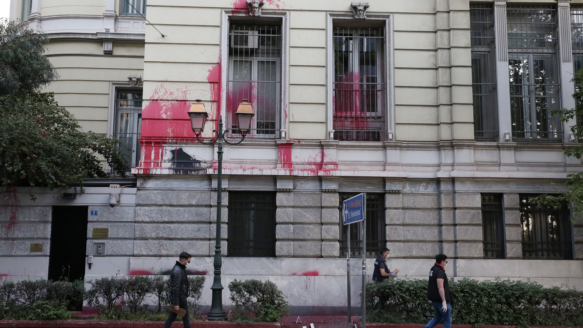 Καταδίκη ΥΠΕΞ για τις φθορές στην πρεσβεία της Γαλλίας από την επίθεση του Ρουβίκωνα
