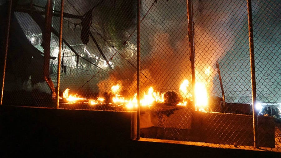 Έκρυθμη η κατάσταση στη Μυτιλήνη – Δακρυγόνα, φωτιές και οδοφράγματα στην προκυμαία