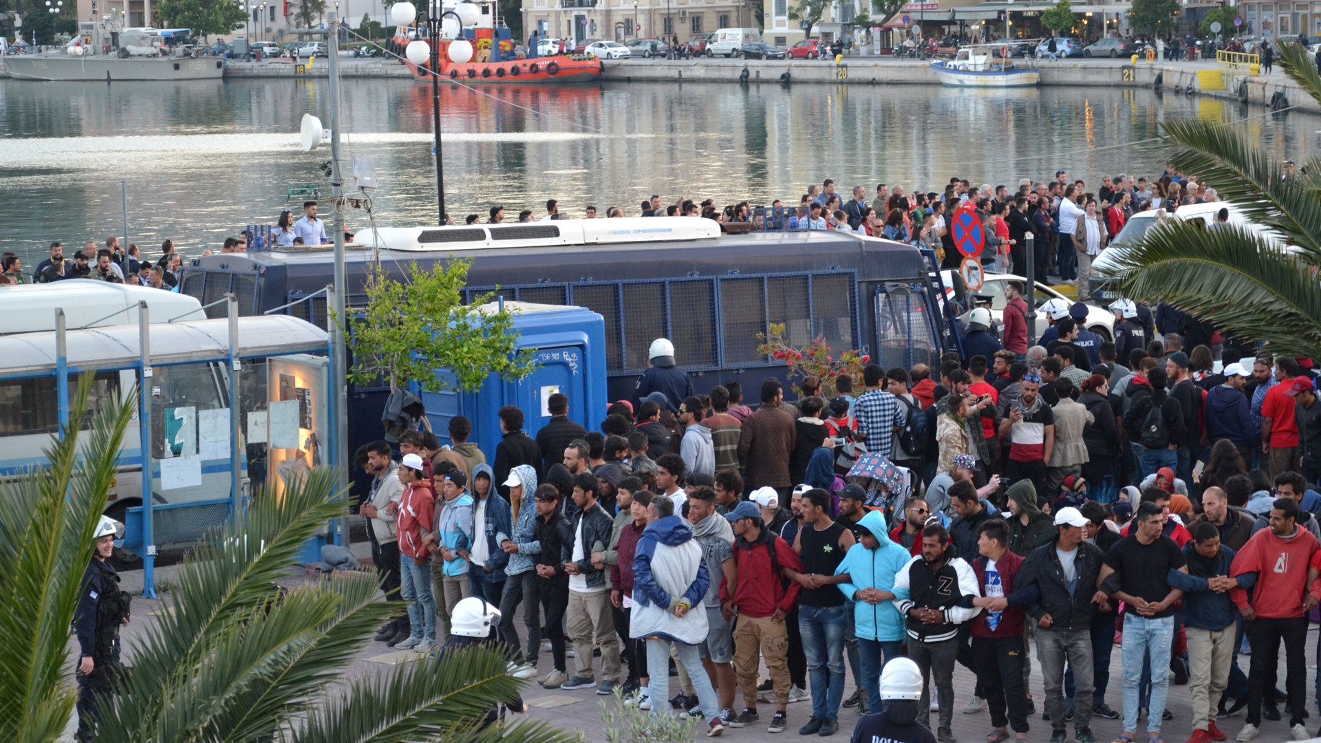 Επιχείρηση εκκένωσης της πλατείας Σαπφούς στη Μυτιλήνη- Ολονύχτιος “πόλεμος” κατοίκων-ΜΑΤ για τους καταληψίες μετανάστες- ΦΩΤΟ