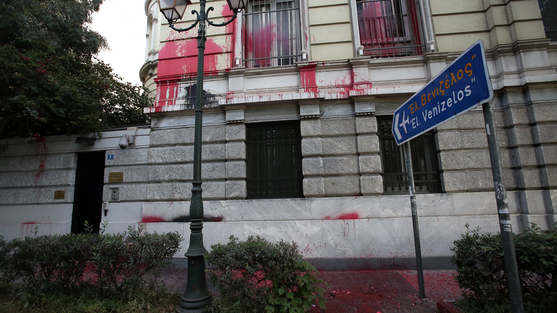 Συνελήφθη 22χρονος για την επίθεση του Ρουβίκωνα στη γαλλική πρεσβεία