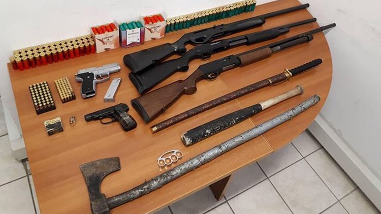 Πέταξαν 253.000 ευρώ από το παράθυρο όταν πιάστηκαν με οπλοστάσιο – ΦΩΤΟ