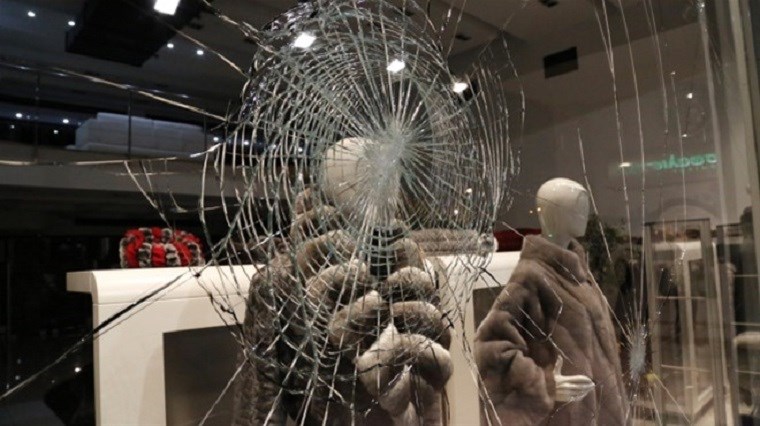 Γυαλιά – καρφιά τα έκαναν στη Θεσσαλονίκη – Έσπασαν καταστήματα και αυτοκίνητα