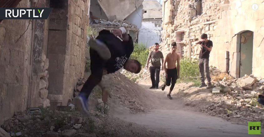 Παρκούρ στα χαλάσματα στο Χαλέπι της Συρίας – Δείτε την ομάδα που προπονείται σε σκληρές συνθήκες – ΒΙΝΤΕΟ