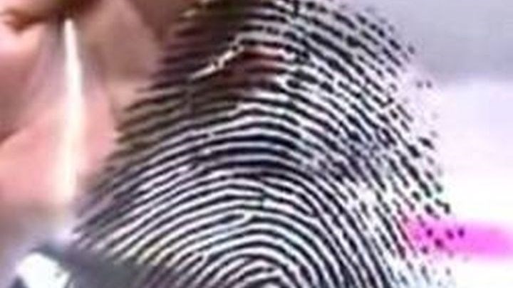Σάλος στις ΗΠΑ: Αστυνομικοί “μπούκαραν” σε γραφείο τελετών για να ξεκλειδώσουν κινητό με το …δάχτυλο του νεκρού