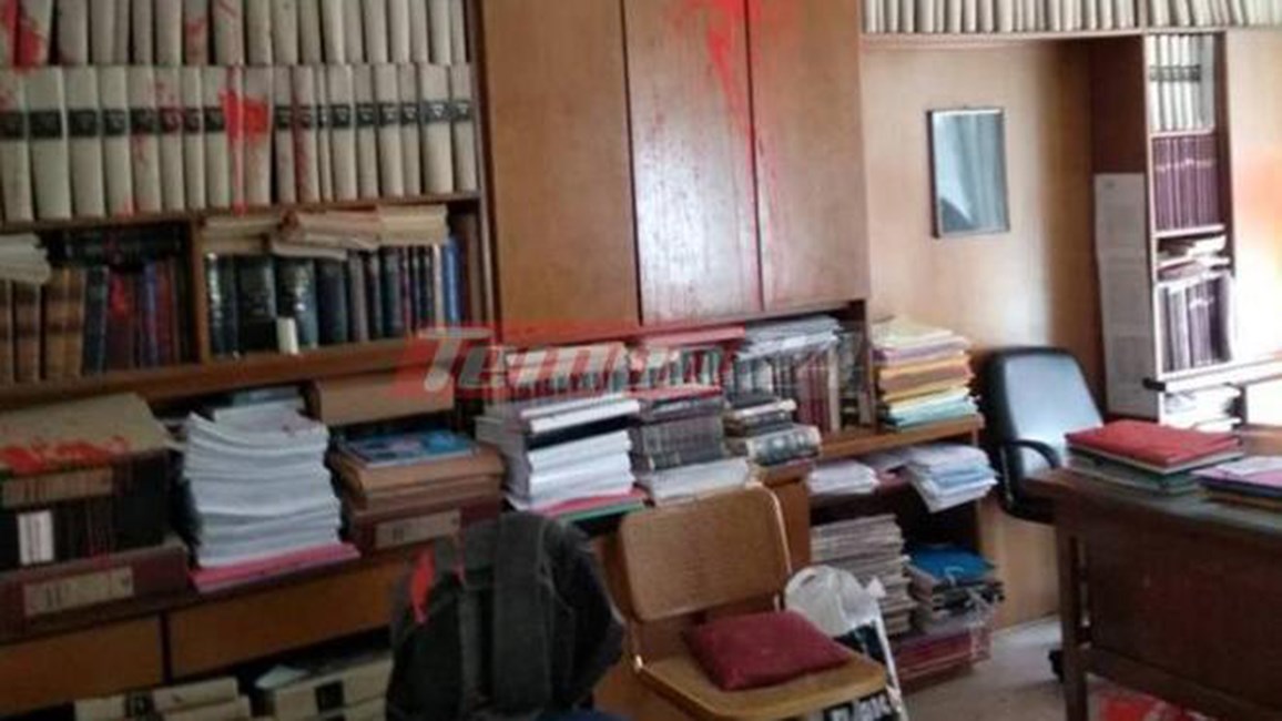 Χάος στο συμβολαιογραφείο στην Πάτρα έπειτα από το πέρασμα των εισβολέων- ΦΩΤΟ