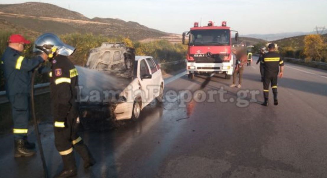 Πατέρας με το μωρό του βγήκαν την τελευταία στιγμή από αμάξι που πήρε φωτιά εν κινήσει – ΦΩΤΟ