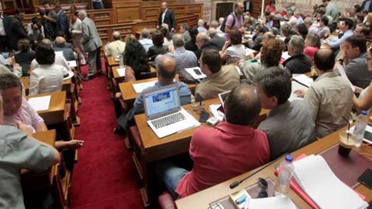 “Αναταράξεις” στον ΣΥΡΙΖΑ για την αναδοχή από ομόφυλα ζευγάρια – Επιστολή βουλευτών σε Αχτσιόγλου – Φωτίου