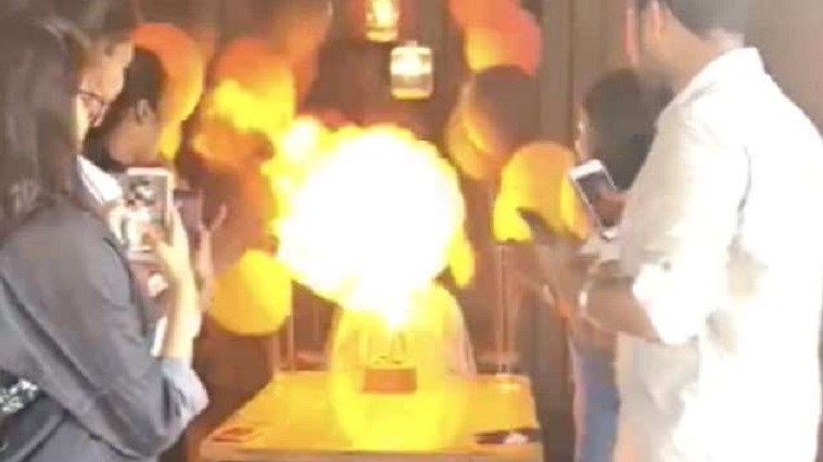 «Λαμπάδιασε» όταν άναψε το κερί στην τούρτα των γενεθλίων της- ΒΙΝΤΕΟ