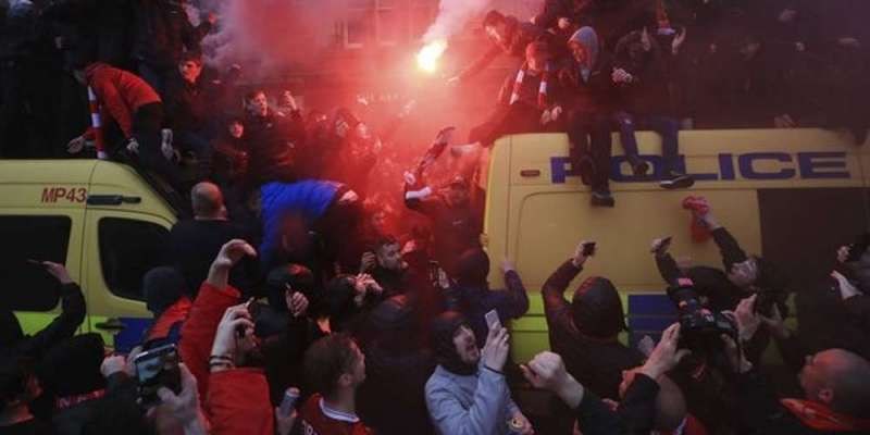 Χαροπαλεύει οπαδός της Λίβερπουλ – Δύο συλλήψεις φίλων της Ρόμα που κατηγορούνται για απόπειρα δολοφονίας – ΒΙΝΤΕΟ