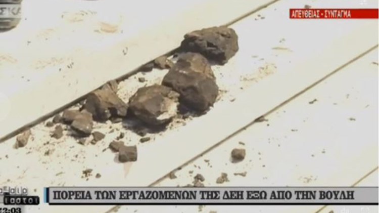 Άδειασαν σακούλες με λιγνίτη οι εργαζόμενοι της ΔΕΗ μπροστά στη Βουλή – ΒΙΝΤΕΟ