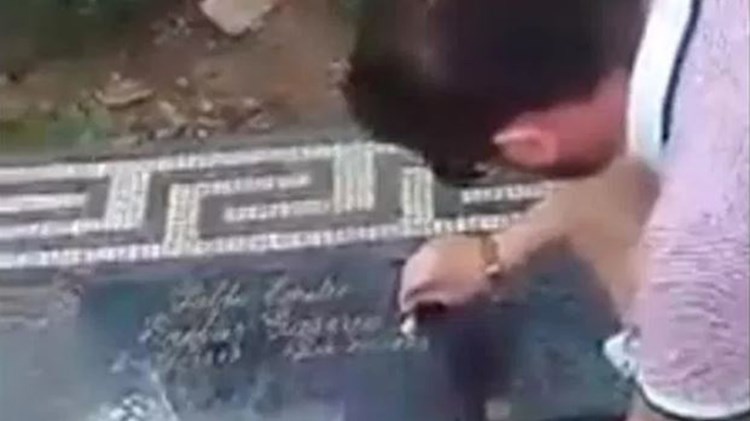 Κάνουν ουρά στον τάφο του Εσκομπάρ για…να σνιφάρουν – ΦΩΤΟ