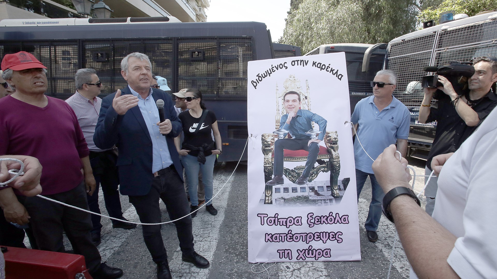 “Επίθεση” σε Τσίπρα και Πολάκη με πλακάτ στην πορεία της ΠΟΕΔΗΝ – ΦΩΤΟ