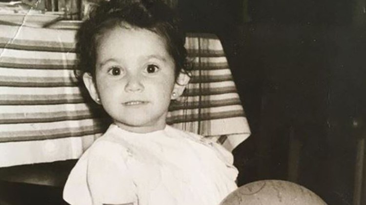 Αναγνωρίζετε το κοριτσάκι της φωτογραφίας; – Σήμερα είναι πασίγνωστη τραγουδίστρια