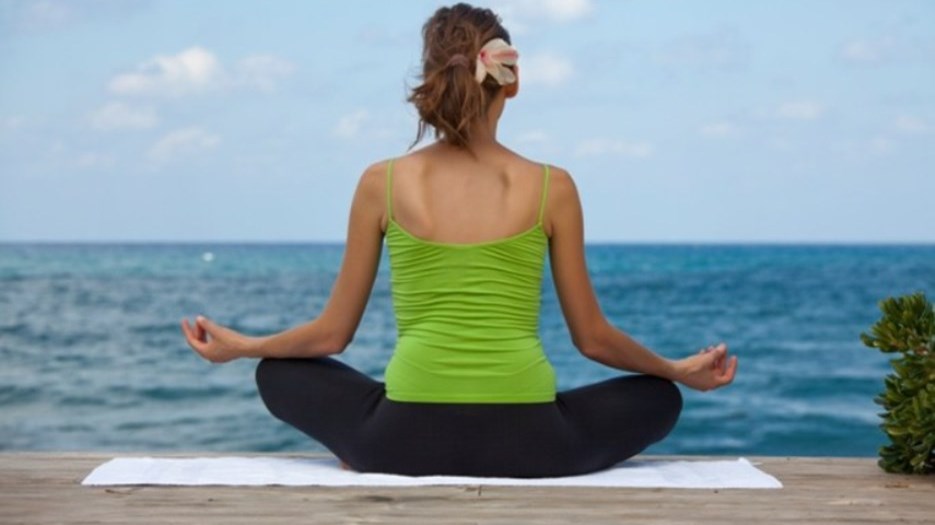 Σκάνδαλο – Πήγαινε με το υπουργικό αυτοκίνητο σε ιδιωτικά μαθήματα…σέξι γιόγκας