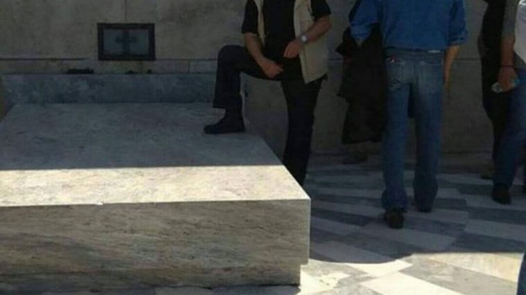 Σάλος με τη ΦΩΤΟ του συνδικαλιστή που «πατά» το κενοτάφιο μπροστά στον  Άγνωστο Στρατιώτη