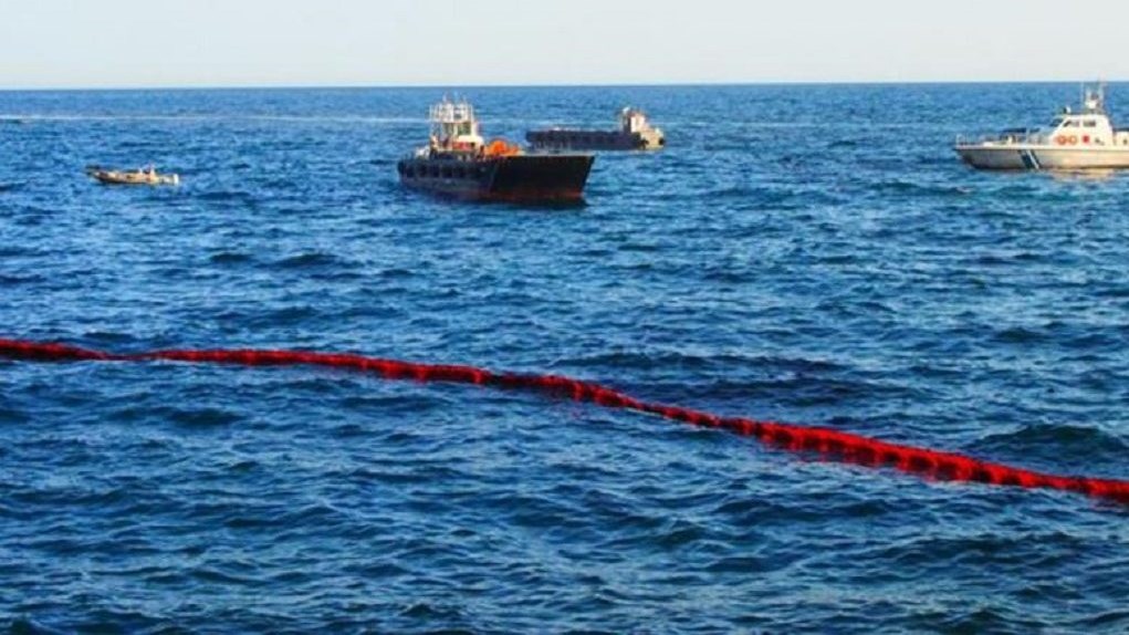 Συναγερμός στη Σαλαμίνα: Βυθίστηκε πλοίο-φορτηγίδα – Δεν έχει αναφερθεί θαλάσσια ρύπανση