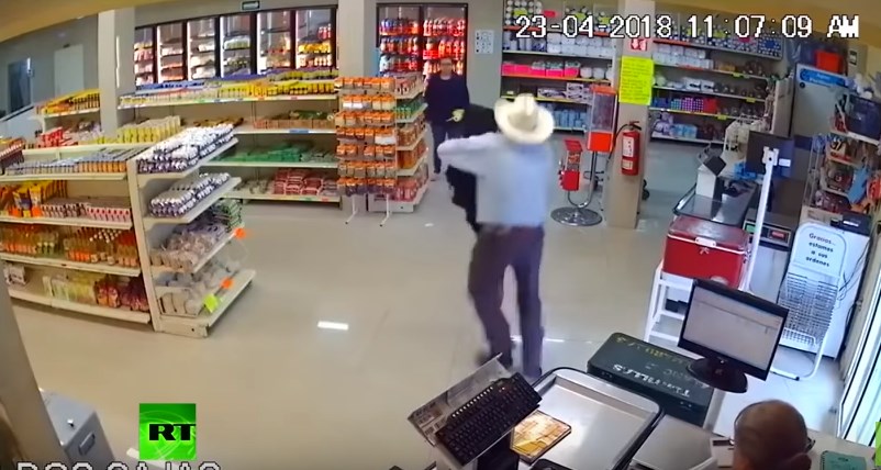 Ηρωικός καουμπόι εξουδετέρωσε οπλισμένο ληστή – ΒΙΝΤΕΟ