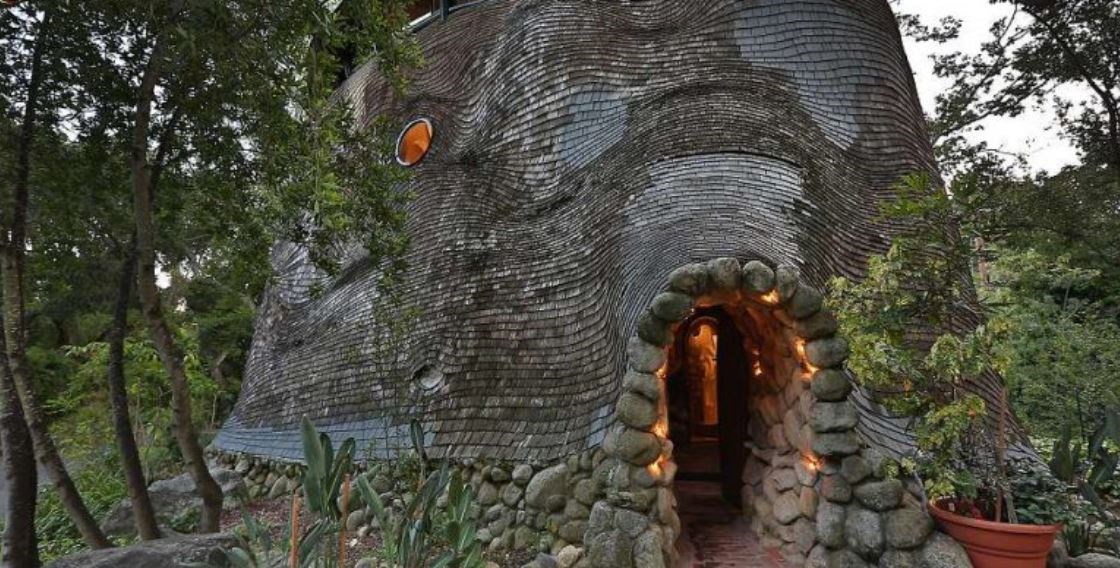 Εντυπωσιακό – Ένα σπίτι σε σχήμα φάλαινας χωρίς καθόλου γωνίες – ΦΩΤΟ