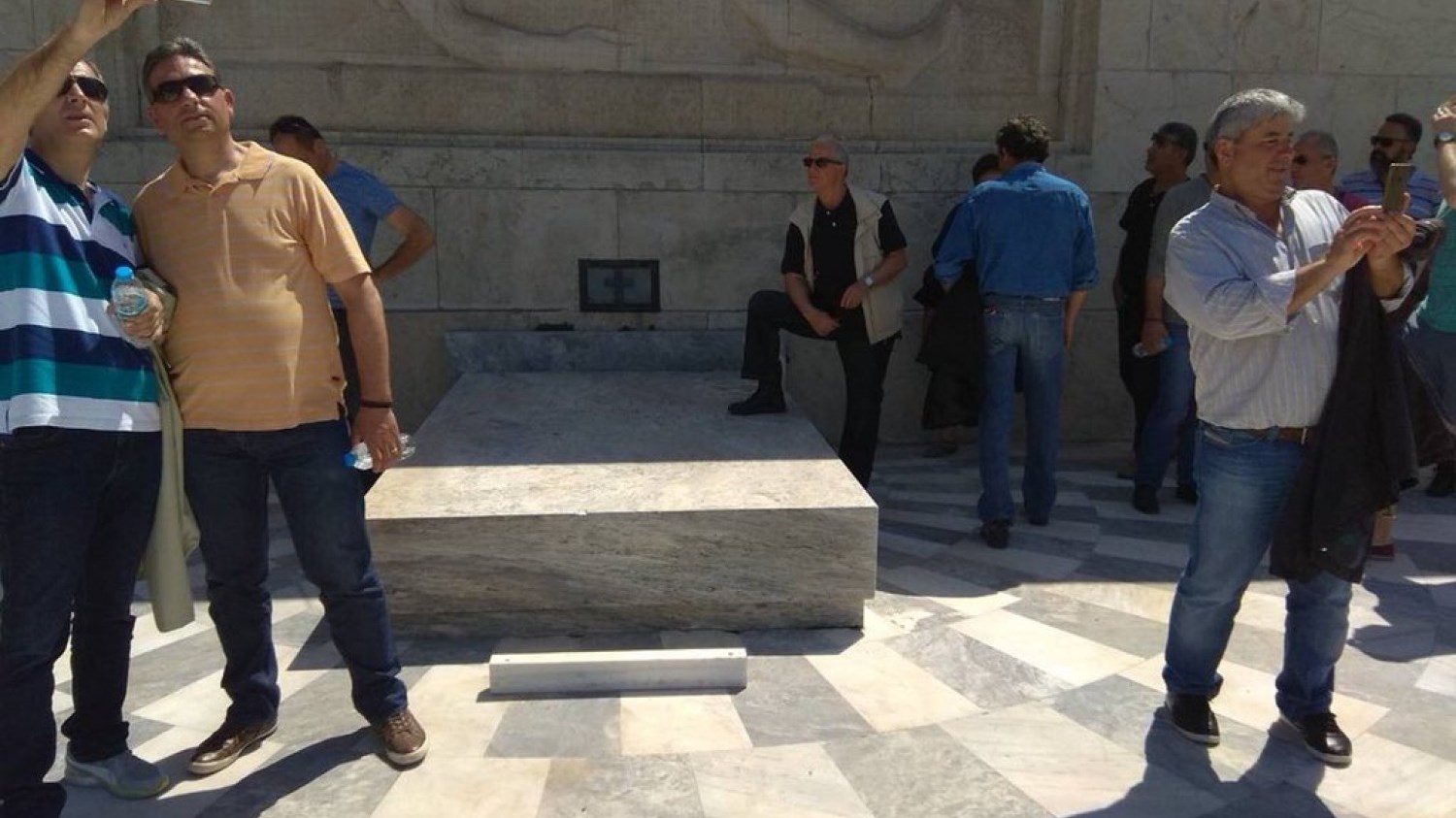 Ένωση Τεχνικών ΔΕΗ: Δεν είναι συνδικαλιστής ο άνδρας που πάτησε στο μνημείου του Αγνώστου Στρατιώτη