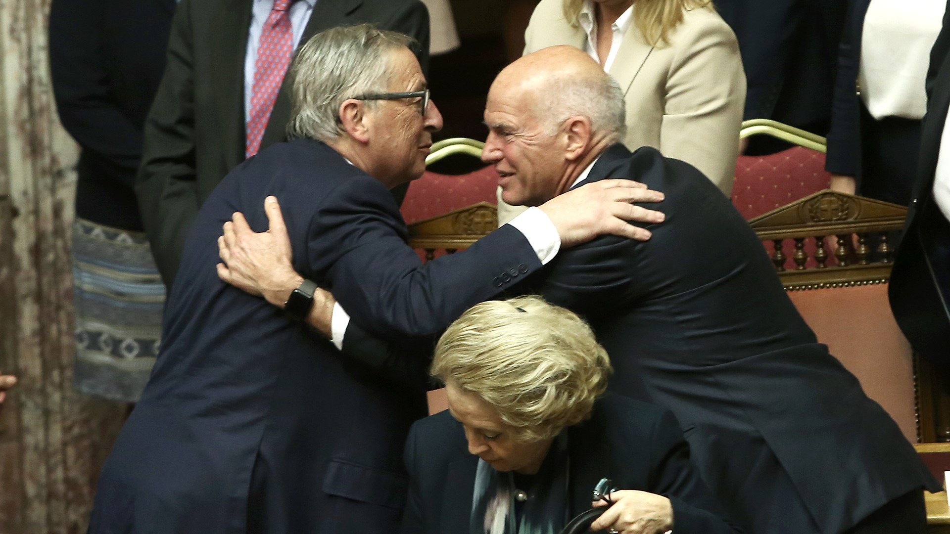 Οι αγκαλιές και τα φιλιά Γιούνκερ – Παπανδρέου – ΦΩΤΟ