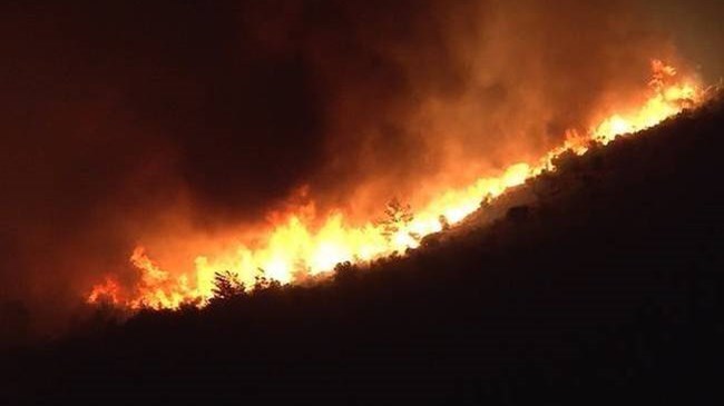 Σε εξέλιξη η πυρκαγιά στους Αγίους Θεοδώρους κοντά στις εγκαταστάσεις της Motor Oil