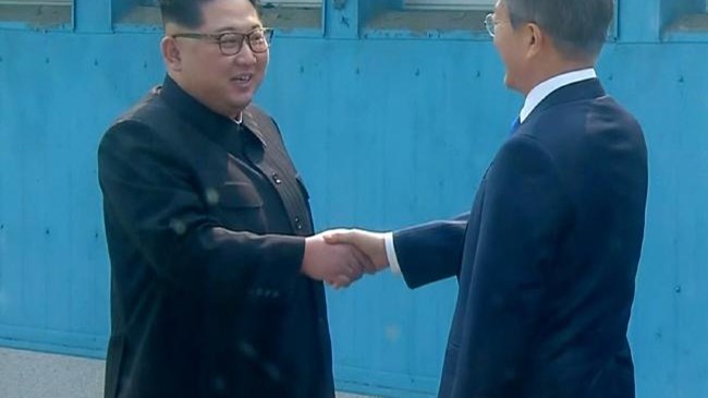 Ιστορική συνάντηση των ηγετών της κορεατικής χερσονήσου – «Οι δύο χώρες οδεύουν σε νέα εποχή»