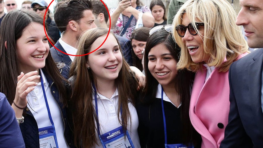 “Πανζουρλισμός” στα social media για τον γοητευτικό σωματοφύλακα του ζεύγους Μακρόν – ΦΩΤΟ