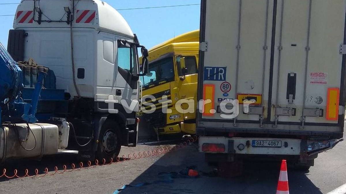 Νταλίκα δίπλωσε στη μέση της Εθνικής οδού Αθηνών-Λαμίας – ΦΩΤΟ