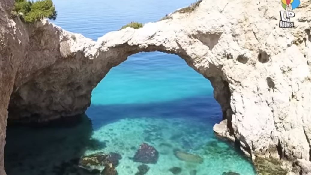 Η μαγεία της Ελλάδας: Δείτε το “Γαλάζιο Παράθυρο” του Κορινθιακού από ψηλά – ΒΙΝΤΕΟ