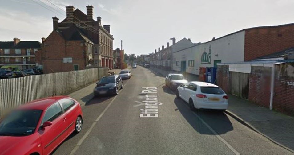 Πανικός στο Μπέρμιγχαμ – Αυτοκίνητο έπεσε πάνω σε πεζούς έξω από τζαμί – ΤΩΡΑ