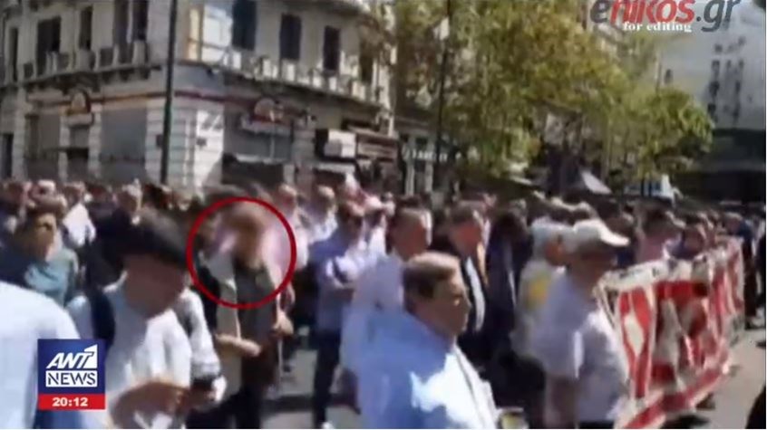 Ο “άγνωστος συνδικαλιστής” που βεβήλωσε το μνημείο του Αγνώστου Στρατιώτη – Ήταν στην πορεία των εργαζομένων στη ΔΕΗ – ΒΙΝΤΕΟ