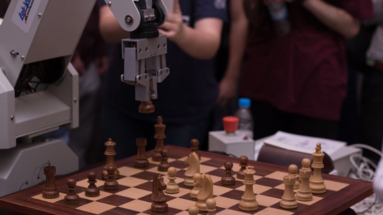 Φοιτητές κατασκεύασαν το πρώτο ρομπότ που παίζει σκάκι – ΦΩΤΟ