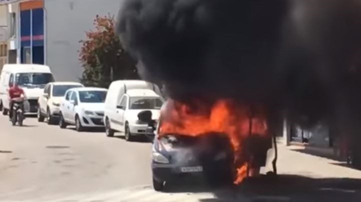 Σοκαριστική εικόνα – Αυτοκίνητο τυλίχθηκε στις φλόγες στο κέντρο της Άρτας – ΒΙΝΤΕΟ