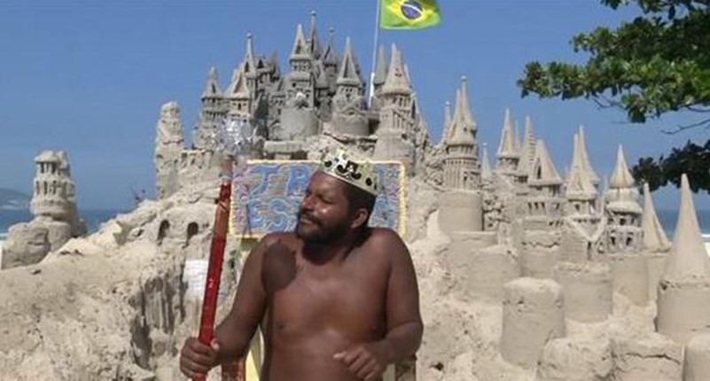 Εγκατέλειψε το διαμέρισμα του για να ζήσει σε ένα… κάστρο φτιαγμένο από άμμο – ΒΙΝΤΕΟ