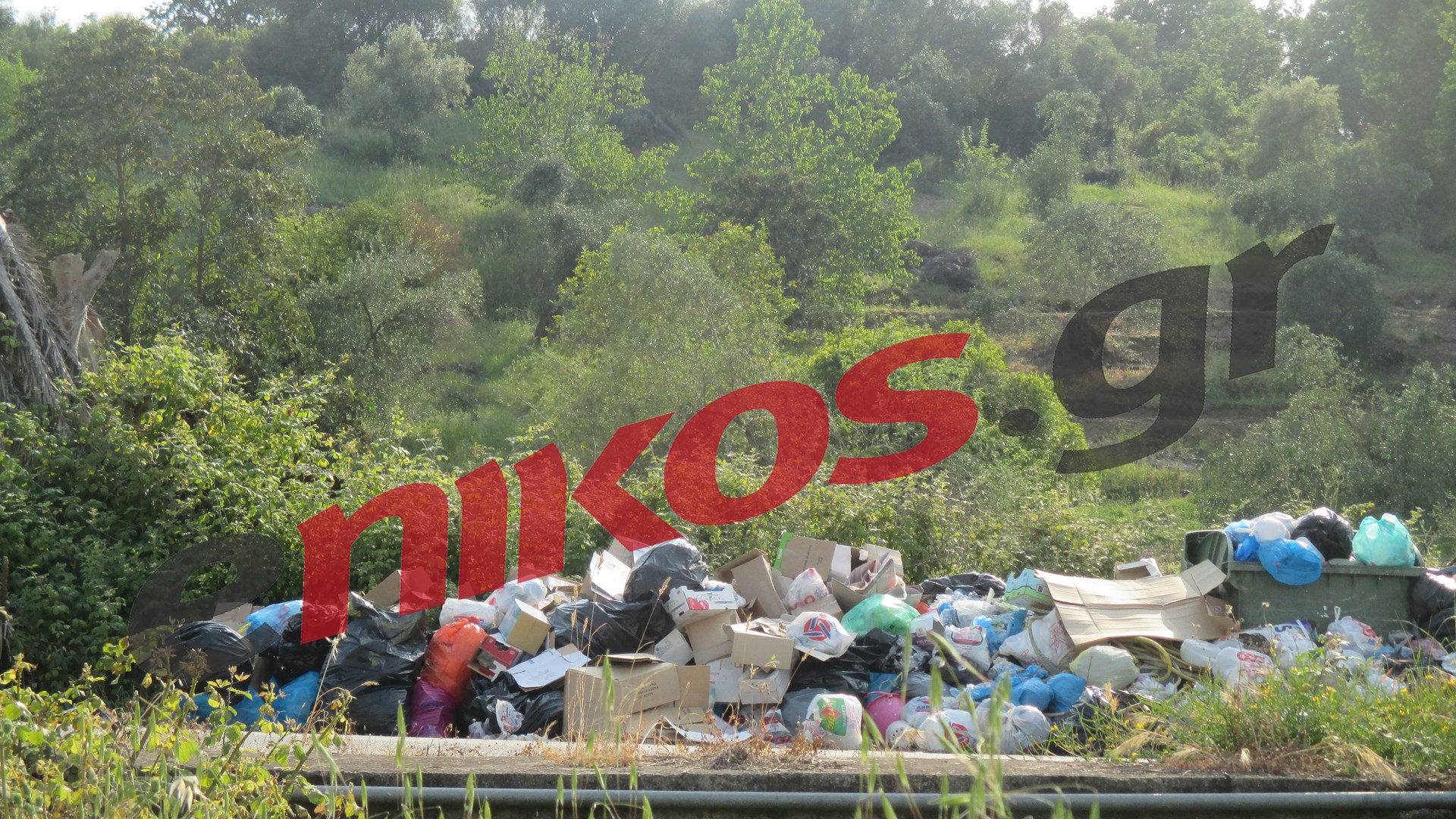 Τόνοι σκουπιδιών “υποδέχονται” τους τουρίστες στην Κέρκυρα- ΦΩΤΟ αναγνώστη