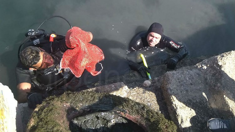 Σε σκουπιδότοπο είχε μετατραπεί ο βυθός στο λιμάνι των Χανίων – ΦΩΤΟ