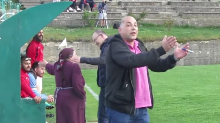 Σκηνές απείρου κάλλους – Γιαγιά “μπούκαρε” σε γήπεδο γιατί την ενοχλούσε η… φασαρία – ΒΙΝΤΕΟ