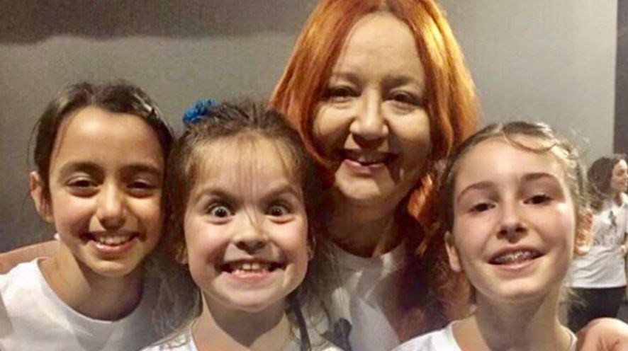 Η Θέμις Μαρσέλλου ποζάρει στο enikos.gr με τα κοριτσάκια που θα γίνουν η… Ματίλντα της!