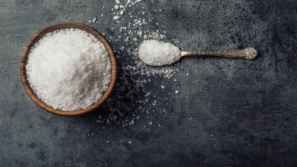 Αλάτι – Δεν θα πιστέψετε πόσα πράγματα μπορείτε να καθαρίσετε με αυτό μέσα στο σπίτι