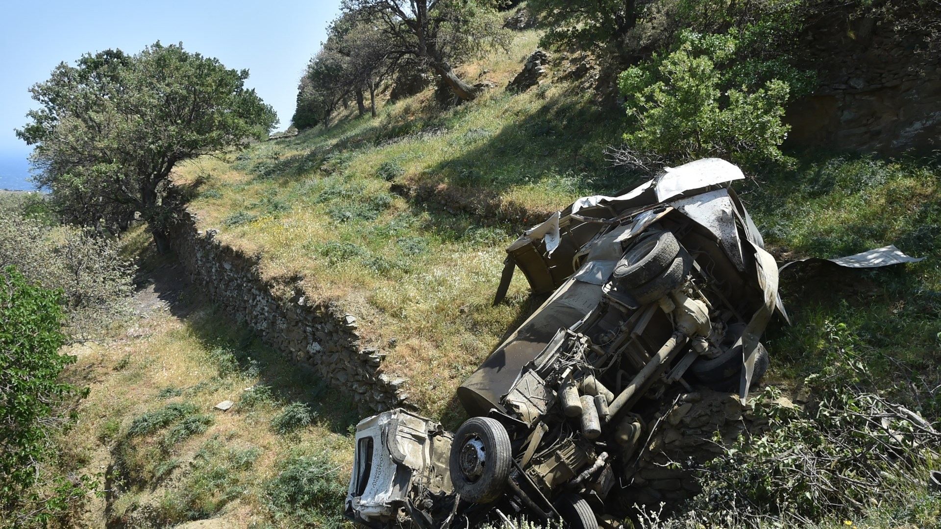 Συγκλονιστικές εικόνες από το τραγικό δυστύχημα με το απορριμματοφόρο στην Τήνο – ΦΩΤΟ