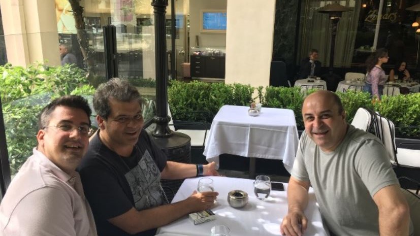 Το enikos.gr «τσάκωσε» τους Κατσαρίδη-Ζούλια παρέα με τον Ψευτοθόδωρο-Σεφερλή