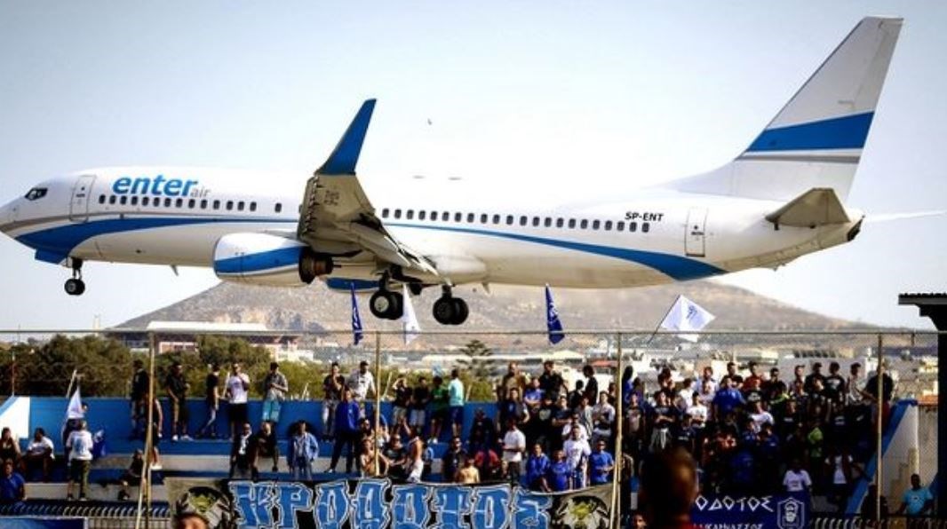 Προσγείωση αεροπλάνου στα… κεφάλια οπαδών του Ηροδότου – ΦΩΤΟ – ΒΙΝΤΕΟ