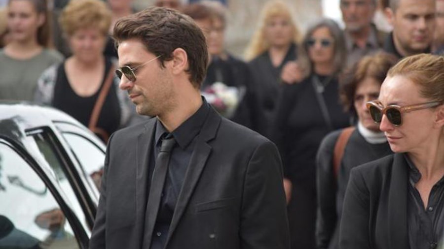 Απαρηγόρητος ο Αποστόλης Τότσικας στην κηδεία του πατέρα του – Συντετριμμένη η Ρούλα Ρέβη – ΦΩΤΟ