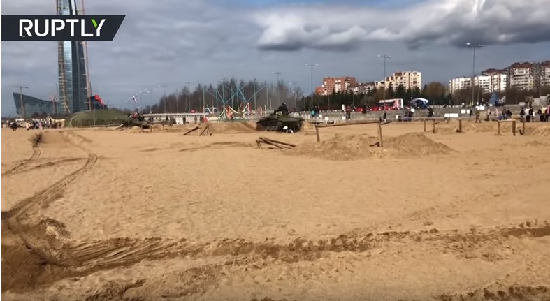 Τανκ πέρασε πάνω από άνδρα – Γλίτωσε από θαύμα – ΒΙΝΤΕΟ