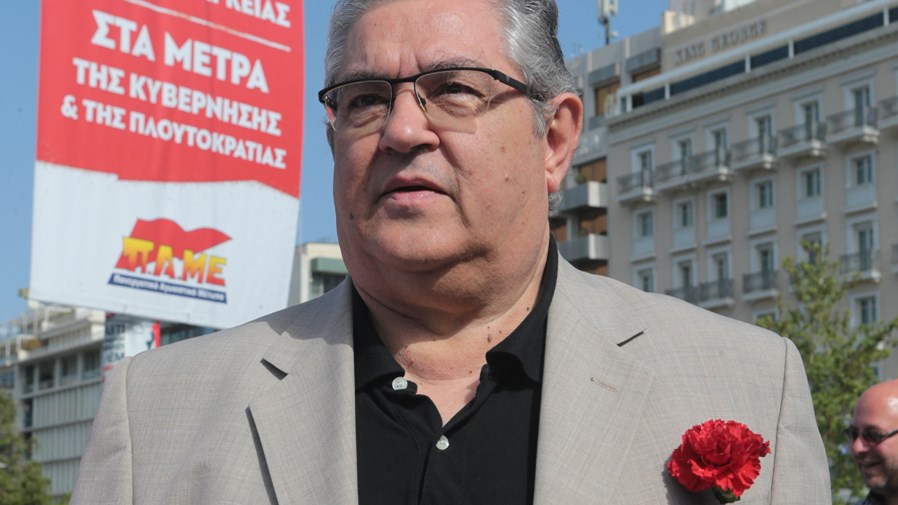 Με κόκκινο γαρύφαλλο στην πορεία του ΠΑΜΕ ο Κουτσούμπας – ΦΩΤΟ